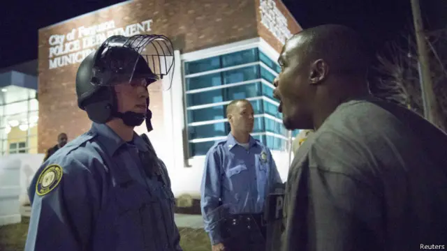 Полицейский и демонстрант