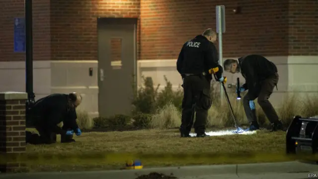 Polisi memeriksa tempat kejadian perkara penembakan terhadap dua orang rekan mereka.