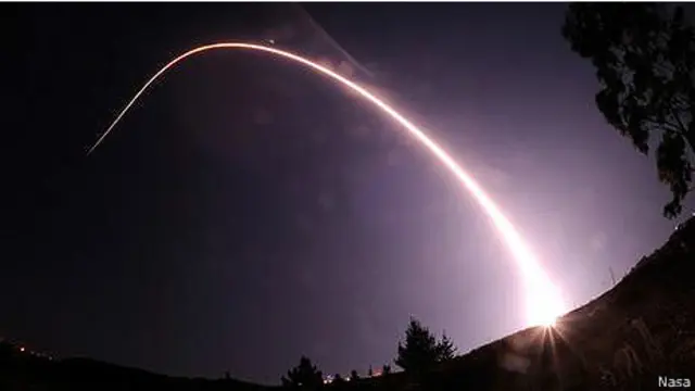 След от ракеты в ночном небе