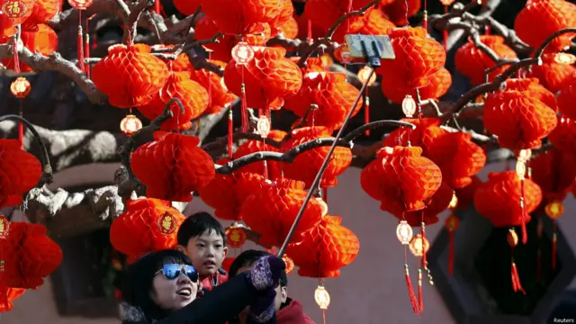 Satu keluarga saat di depan lampion saat perayaan Tahun Baru Cina di Taman Ditan, Beijing.