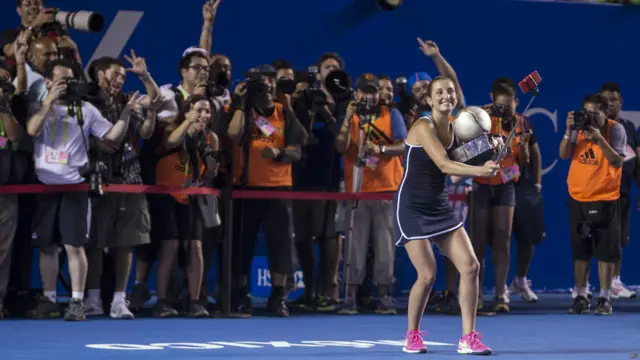 Petenis Swis Timea Bacsinszky memakai tongsis sesudah mengalahkan lawannya di final turnamen Meksiko Terbuka.
