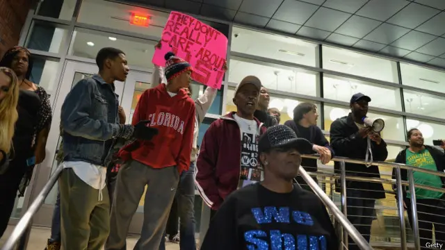 جزئیات مرگ مایکل براون که به تازگی از دبیرستان فارغ التحصیل شده بود، محل مناقشه میان پلیس و معترضان است