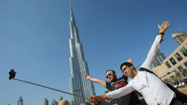 Tempat terkenal seperti Burj Khalifa di Dubai ini memang mengundang orang untuk berfoto, termasuk memakai tongsis.