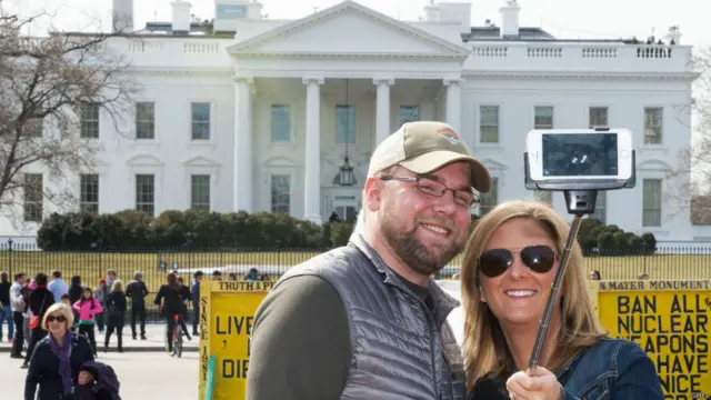 Tentu tongsis juga dipakai saat mengunjungi Gedung Putih, Washington DC.