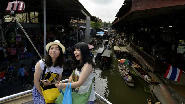Turis di pasar apung Damnoen Saduak, Provinsi Ratchaburi, Thailand.