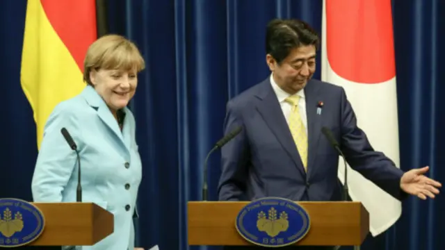 德国总理默克尔（左）与日本首相安倍