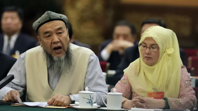 Delegasi kelompok minoritas Uighur bicara di pertemuan Provinsi Xinjiang di Kongres Nasional Rakyat Cina di Beijing.