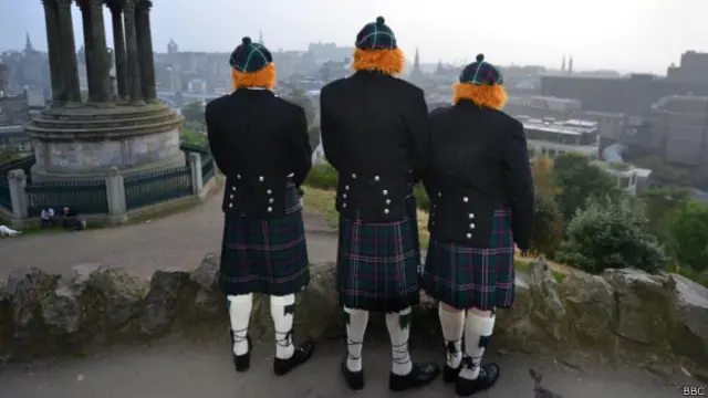 Люди в париках и килтах