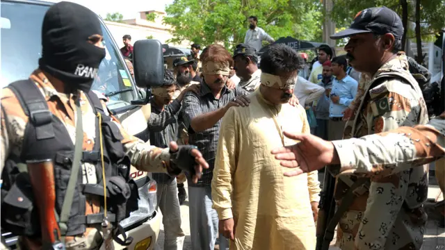 پاکستان کی سیاسی جماعت ایم کیو ایم کے ہیڈکوارٹر اور سیکریٹیریٹ میں رینجرز کے چھاپے کے دوران حراست میں لیے جانے والے افراد میں سے 26 کو انسدادِ دہشت گردی کی عدالت نے 90 دن کے لیے رینجرز کی تحویل میں دے دیا گیا۔