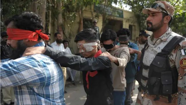 بدھ کی صبح دو گھنٹے سے زائد وقت تک جاری رہنے والے آپریشن میں رینجرز اہلکاروں نے ایم کیو ایم کے ہیڈکوارٹر نائن زیرو اور خورشید بیگم میموریل ہال سے بڑی تعداد میں غیر قانونی اسلحہ اور سزایافتہ مجرموں اور ٹارگٹ کلرز سمیت متعدد افراد کو حراست میں لینے کا دعویٰ کیا تھا۔