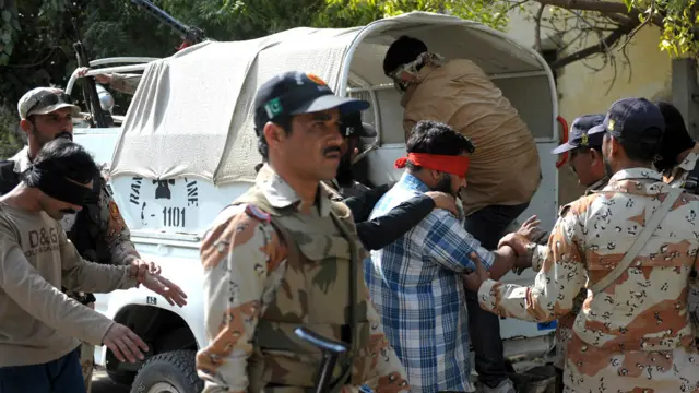 جمعرات کی سہ پہر زیرِحراست ملزمان میں سے 26 کو انسدادِ دہشت گردی کی عدالت میں پیش کیا گیا۔رینجرز نے تحویل میں لیے جانے والے تمام افراد بشمول ایم کیو ایم کے رہنما عامر خان کو آنکھوں پر پٹی باندھ کر عدالت میں پیش کیا۔