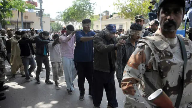 گرفتار افراد میں صحافی ولی خان بابر کے قتل کے جرم میں سزائے موت پانے والے فیصل موٹا بھی شامل ہیں۔