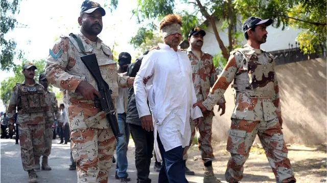 وزیرِ داخلہ چوہدری نثار علی خان نے بدھ کو ایک بیان میں کہا کہ کراچی میں متحدہ قومی موومنٹ کے ہیڈکوارٹر پر ہونے والی کارروائی قانون کے دائرے میں رہتے ہوئے کی گئی۔