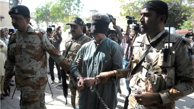 بیان کے مطابق گرفتار کیے جانے والے افراد میں سے فیصل محمود عرف فیصل موٹا صحافی ولی خان بابر کے قتل کے مقدمے کا مرکزی ملزم ہے جسے سزائے موت سنائی جا چکی ہے جبکہ نادر نامی مجرم کو 13 سال قید کی سزا سنائی گئی تھی۔ اس کے علاوہ زیرِحراست دیگر افراد میں فرحان شبیر، عامر اور عبید کے ٹو کی شناخت ہوئی ہے۔