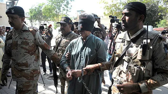 تحویل میں لیے جانے والے تمام افراد بشمول ایم کیو ایم کے رہنما عامر خان کو آنکھوں پر پٹی باندھ کر عدالت میں پیش کیا گیا