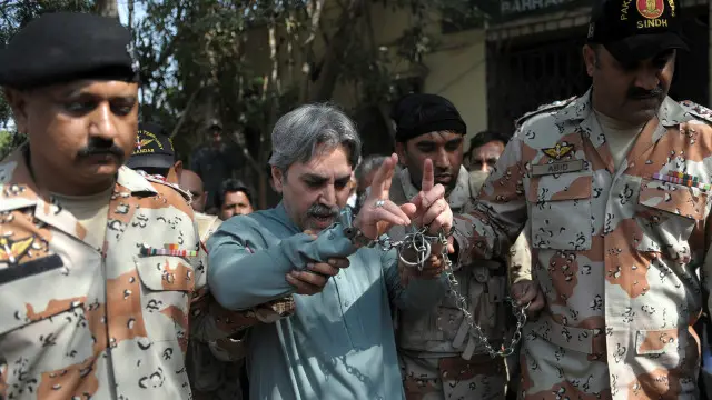 عامر خان کو رینجرز نے 11 مارچ کو ایم کیو ایم کے مرکز نائن زیرو پر چھاپے کے دوران گرفتار کیا تھا