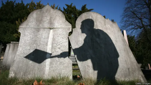 Тень могильщика с лопатой