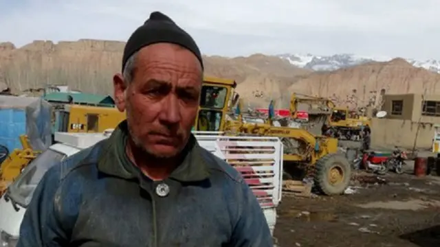 Mirza Hussain diz que, se não tivesse ajudado a destruir as estátuas, teria sido morto pelo Talebã