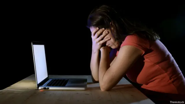 Mujer agobiada por algo que vio en la computadora