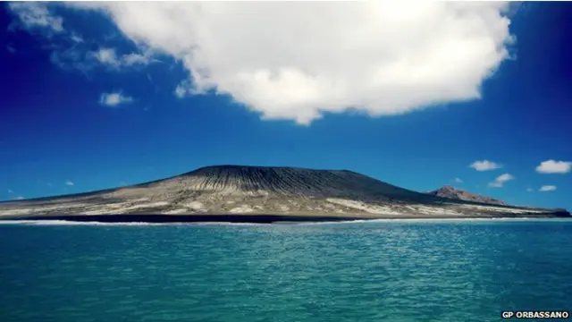 ज्वालामुखी विस्फोट से बना नया द्वीप