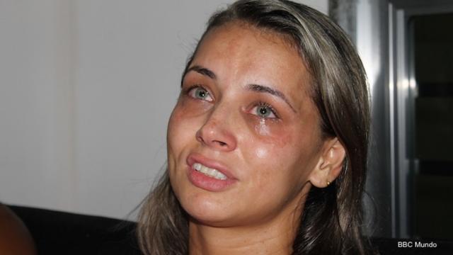 la brasileña Milene Carvalho llora al recordar a su hija de 4 años, muerta por una bala perdida en Río de Janeiro.