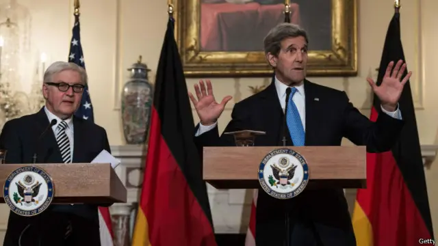 فرانک والتر اشتاین مایر، وزیر خارجه آلمان (سمت چپ) و جان کری، وزیر خارجه آمریکا در کنفرانسی خبری در واشنگتن
