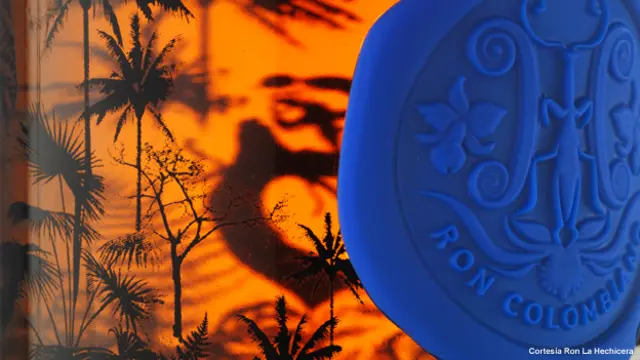 Detalle de la botella de ron La Hechicera