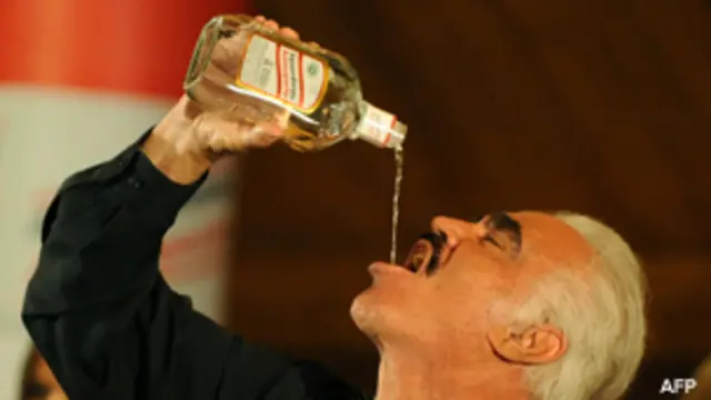 Vicente Fernández tomando aguardiente colombiano