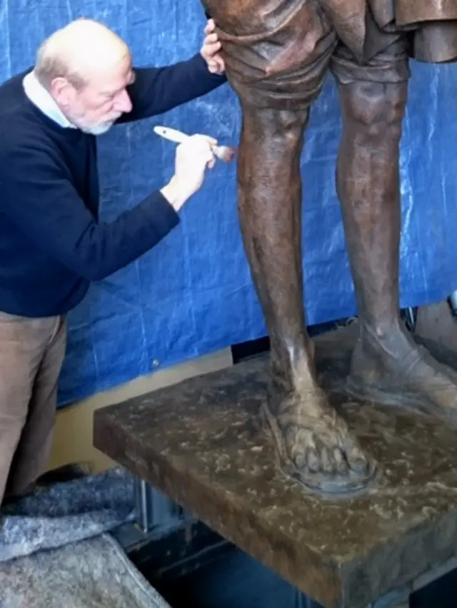 Nhà điêu khắc Philip Jackson thực hiện bức tượng Gandhi trước khi đưa ra quảng trường tòa nhà quốc hội