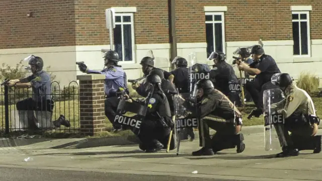 تیراندازی به سوی پلیس فرگوسن باعث جراحت دو مامور شده است