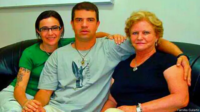 Gularte con su prima y con su madre.