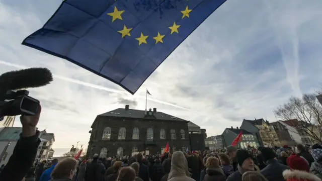 Намойишчилар бош вазирнинг истеъфосини талаб қилишмоқда