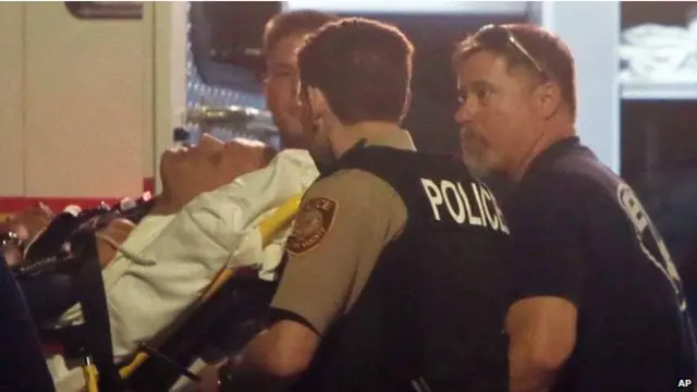 一名警官被击中脸部,另一名肩膀受伤,两人在周四都已出院。