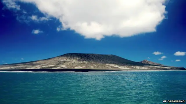 Pulau baru sepanjang 500 meter ini akibat letusan gunung berapi bawah laut di Tonga.