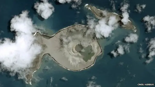 Foto satelit yang memperlihatkan terbentuknya pulau baru tersebut di perairan Tonga.