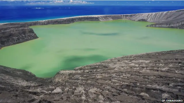 Di tengah pulau baru tersebut terdapat pula kawah berukuran besar.