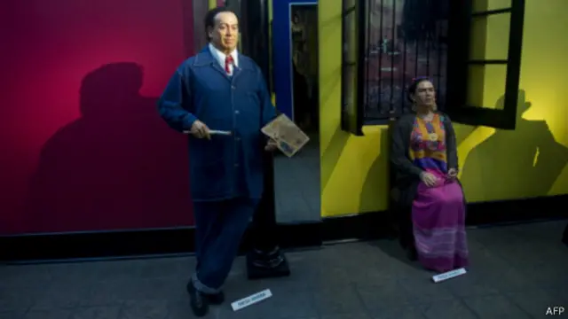 Sosok Diego Rivera dan Frida Kahlo dalam bentuk patung di museum di Meksiko.
