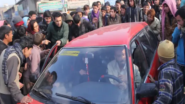 کبریٰ کو امید تھی کہ کابل کی سڑکوں پر دس منٹ تک گھوم پھر سکیں گی لیکن آٹھ منٹ بعد ہی ان کو گاڑی میں بیٹھ کر اپنی جان بچانی پڑی