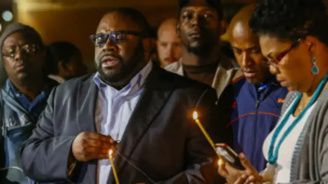 También hubo vigilias pacíficas para recordar a Michael Brown y pedir justicia para los negros.