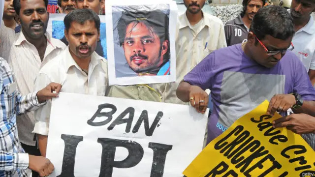 श्रीसंत के खिलाफ प्रदर्शन करते लोग.