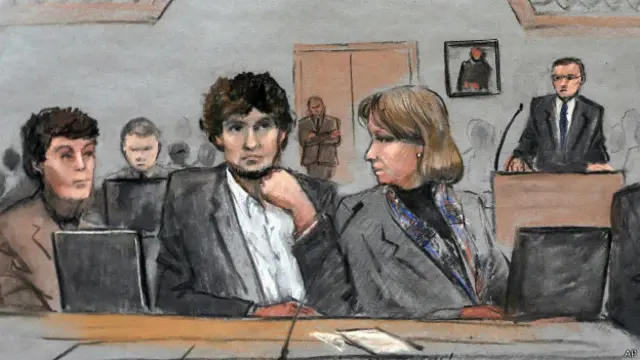 Царнаев вел себя во время слушаний спокойно и проявил эмоции, лишь когда увидел фотографию, на которой он был с братом