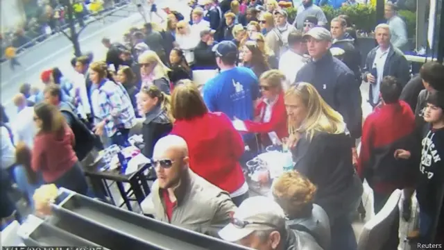 Кадр со зрителями за мгновение до второго взрыва