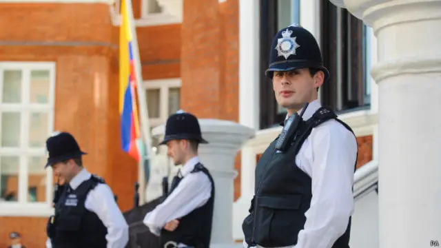 Полицейские у посольства Эквадора