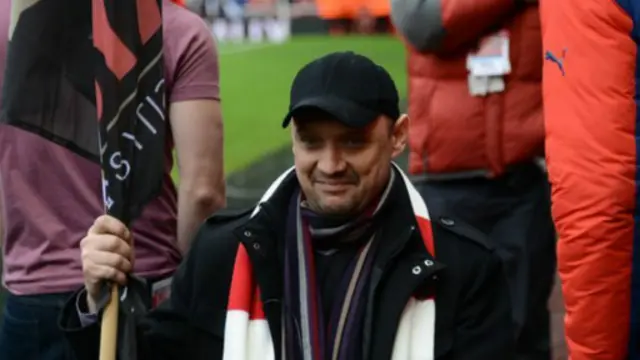 英超阿森纳队邀请费德卡做俱乐部的“荣誉卫士”，因为丹尼尔·尼克斯是阿森纳队的铁杆球迷。