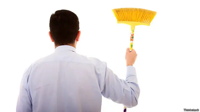 Бизнесмен с метелкой