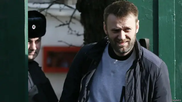 Навальный был арестован на 15 суток за раздачу листовок в метро. 6 марта оппозиционер вышел из спецприемника