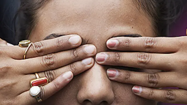 लड़कियों के साथ हिंसक रवैया अपना रहे लोग