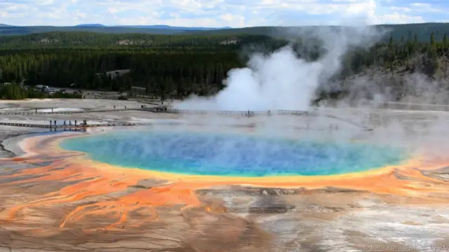 Suối vạn hoa Grand Prismatic, Mỹ. Suối Prismatic Spring sặc sỡ nhiều màu sắc là suối nước nóng lớn nhất ở Công viên Quốc gia Yellowstone của Mỹ. Suối rộng 90m và sâu trên 50m. Nơi đây tập trung nhiều khoáng chất, khiến tụ nhiều dải  màu sắc từ đỏ tới xanh, được tạo thành từ các nhóm vi khuẩn ưa nhiệt khác nhau ở mỗi dải màu. Phần trung tâm có màu xanh lam rực rỡ là nơi cực nóng, với nhiệt độ lên tới 87 độ C.