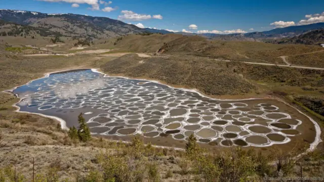 Hồ Đốm, Canada. Hồ alkaline này có nhiều khoáng chất, đặc biệt là sulphates, và có một lượng nhỏ chất bạc và titanium. Các điểm lốm đốm hình tròn xuất hiện trong mùa hè khi nước bốc hơi gần hết. Nằm ở British Columbia, hồ này được người địa phương gọi là Kliluk, và được cho là rất thiêng. Trong Đại chiến Thế giới I, người ta đã lấy muối ở hồ này để chế chất nổ.
