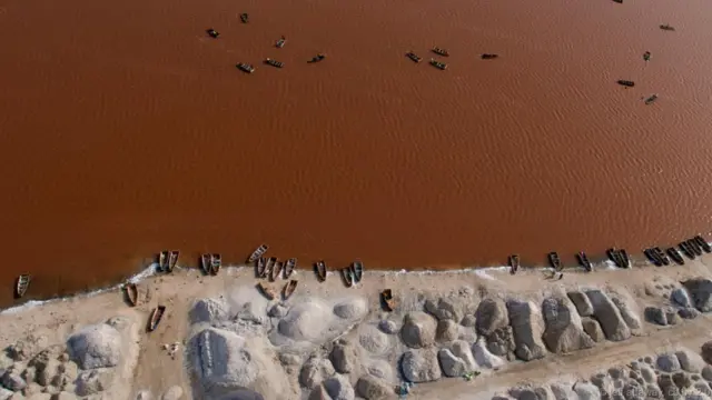Hồ Retba, Senegal. Trông giống như một hồ bơi khổng lồ chứa đầy nước ngọt màu dâu tây, hồ Retba có độ mặn rất cao, khiến con người có thể dễ dàng nổi trên mặt nước. Đây cũng là nơi nhiều diêm dân tới lấy muối.
Hồ nằm gần vùng bờ biển Đại Tây Dương của Senegal. Sắc hồng rực rỡ của nước hồ được tạo thành từ một loại vi tảo ưa mặn có tên là Dunaliella salina, vốn tạo ra sắc đỏ nhằm hấp thụ nắng mặt trời. Màu sắc ở hồ đặc biệt sặc sỡ trong mùa khô.